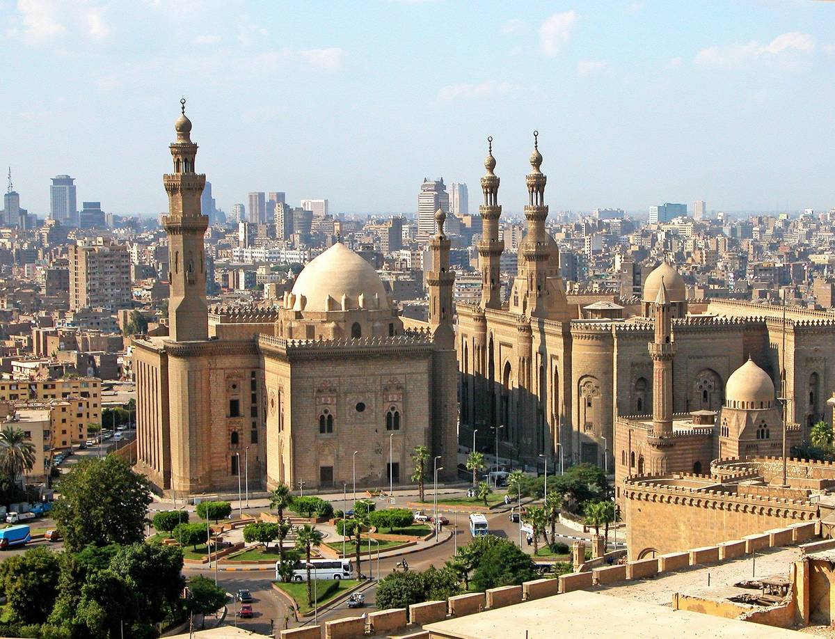 Panoramablick auf Stadt in Ägypten mit historischem Gebäude